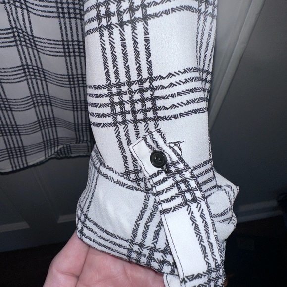 The Limited V-Neck Blouse in black and white - Picture 3 of 3